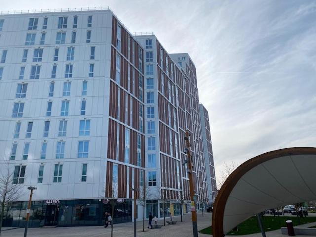 Berks Luxury Serviced Apartments , Free Parking, Free Gym And Free Wifi Bracknell Exterior foto