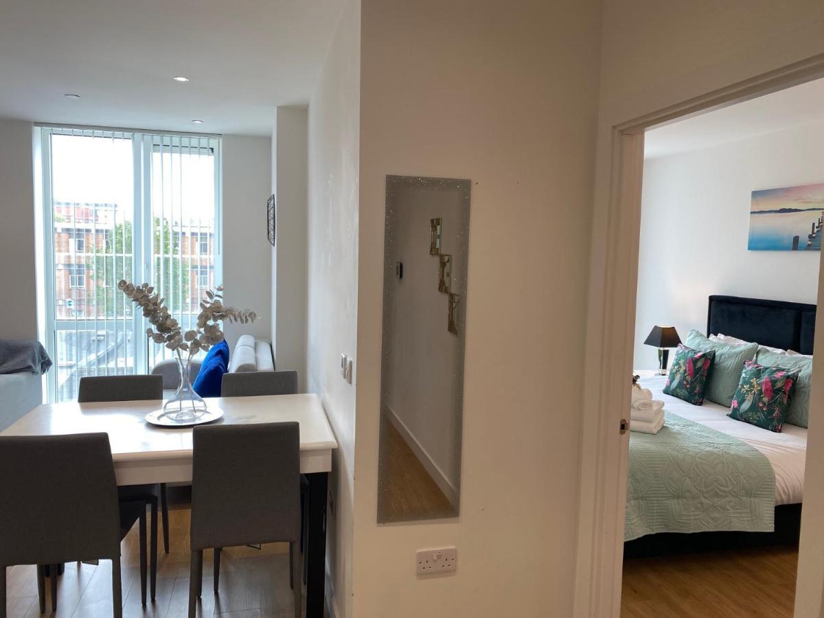 Berks Luxury Serviced Apartments , Free Parking, Free Gym And Free Wifi Bracknell Exterior foto