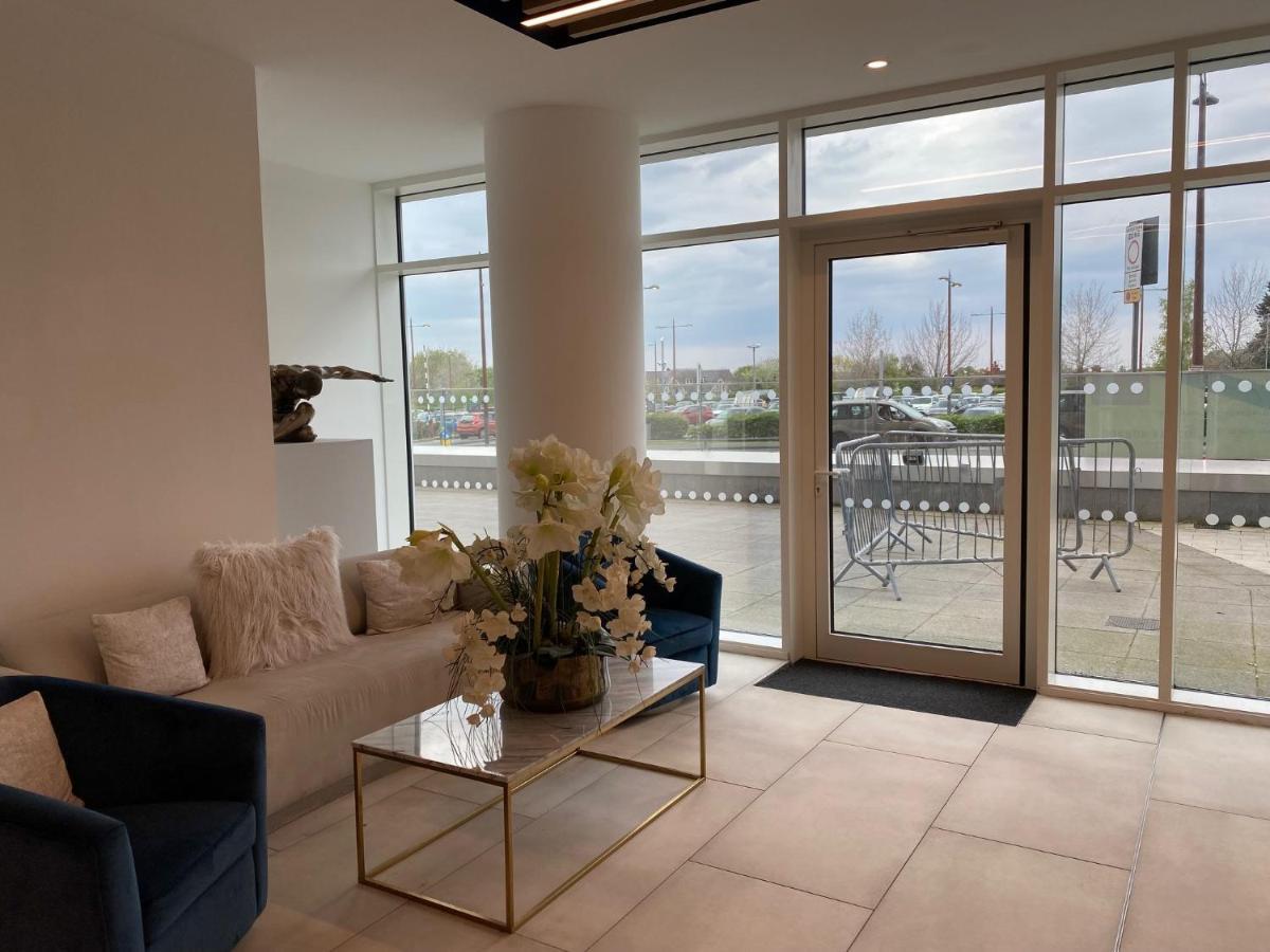 Berks Luxury Serviced Apartments , Free Parking, Free Gym And Free Wifi Bracknell Exterior foto